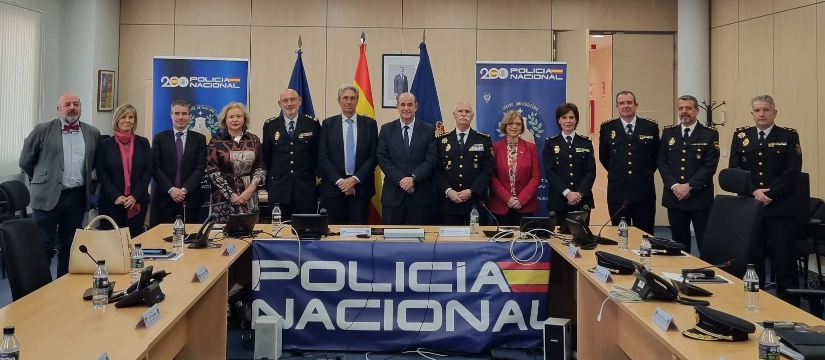Fotografía con los integrantes de la Comisión mixta de seguimiento del Centro Universitario y la Universidad de Alcalá.